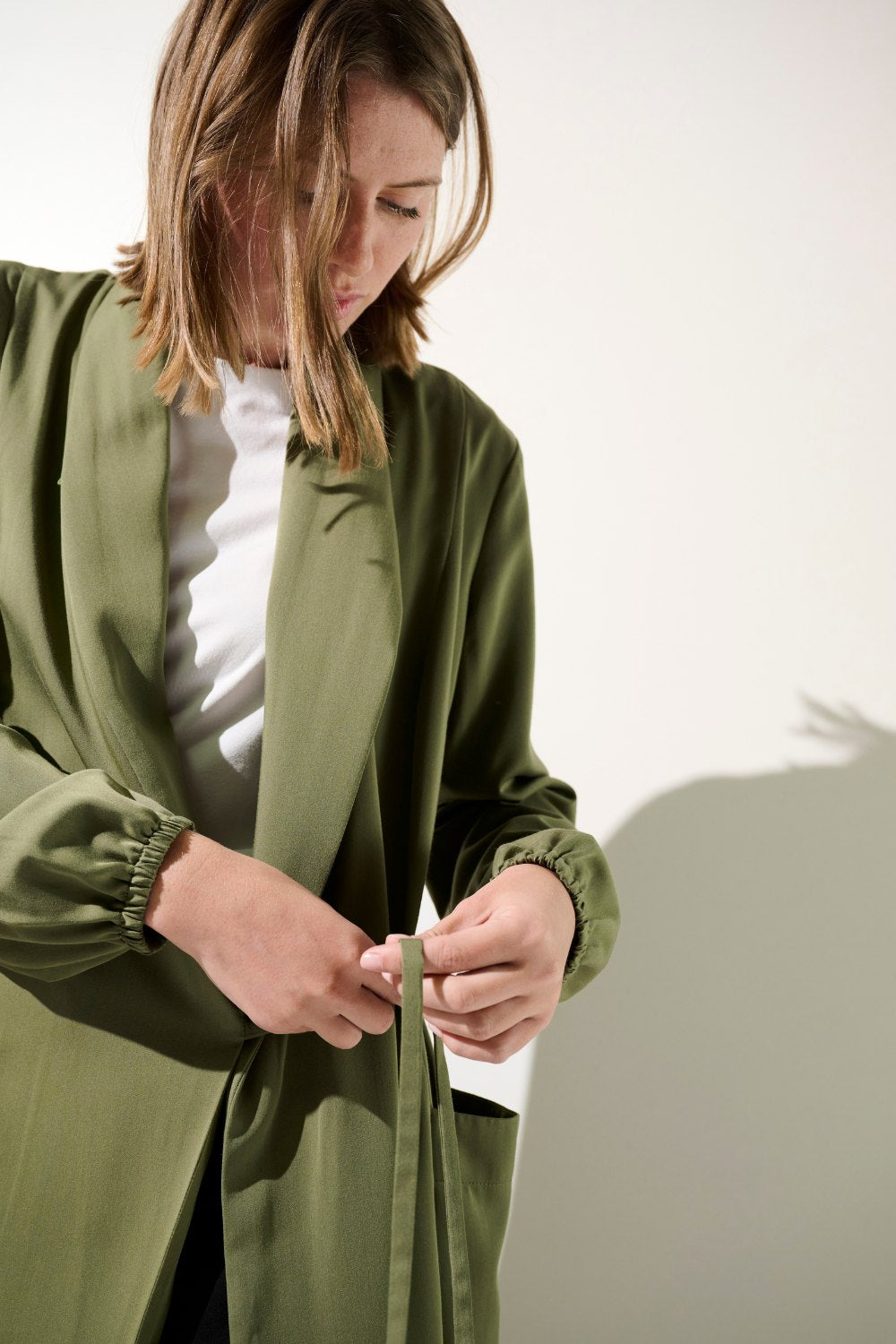 Kimono anti-UV - Rimini vert olive pour femme, léger et élégant, parfait pour se protéger du soleil.