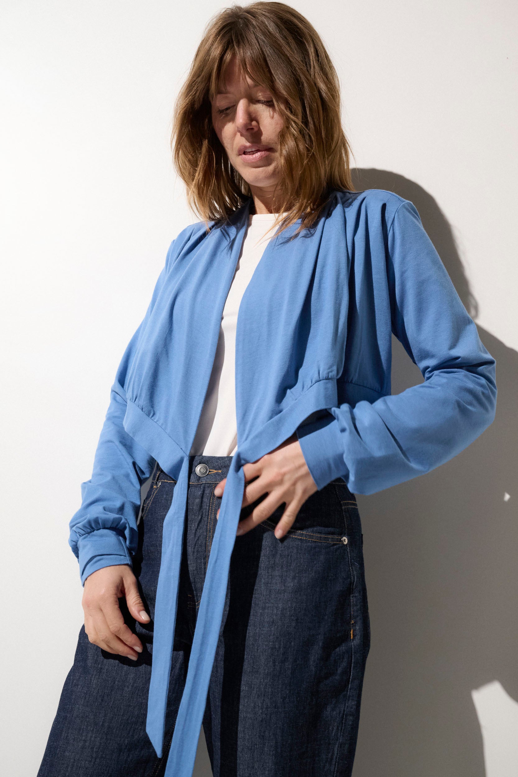 Boléro anti-UV bleu pour femme, léger et élégant, offrant protection solaire UPF50+ pour sorties ensoleillées.