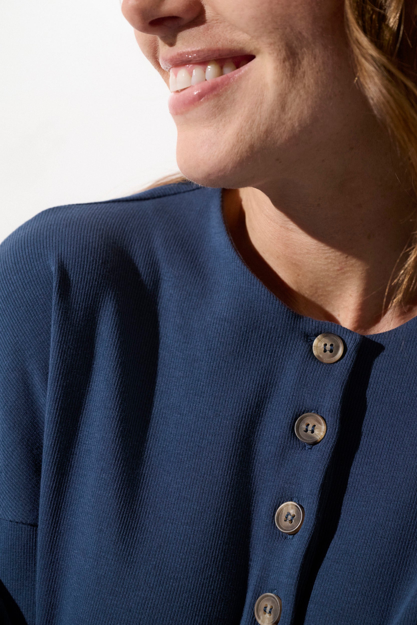 T-shirt anti-UV bleu foncé pour femme, léger et élégante, idéal pour la protection solaire.