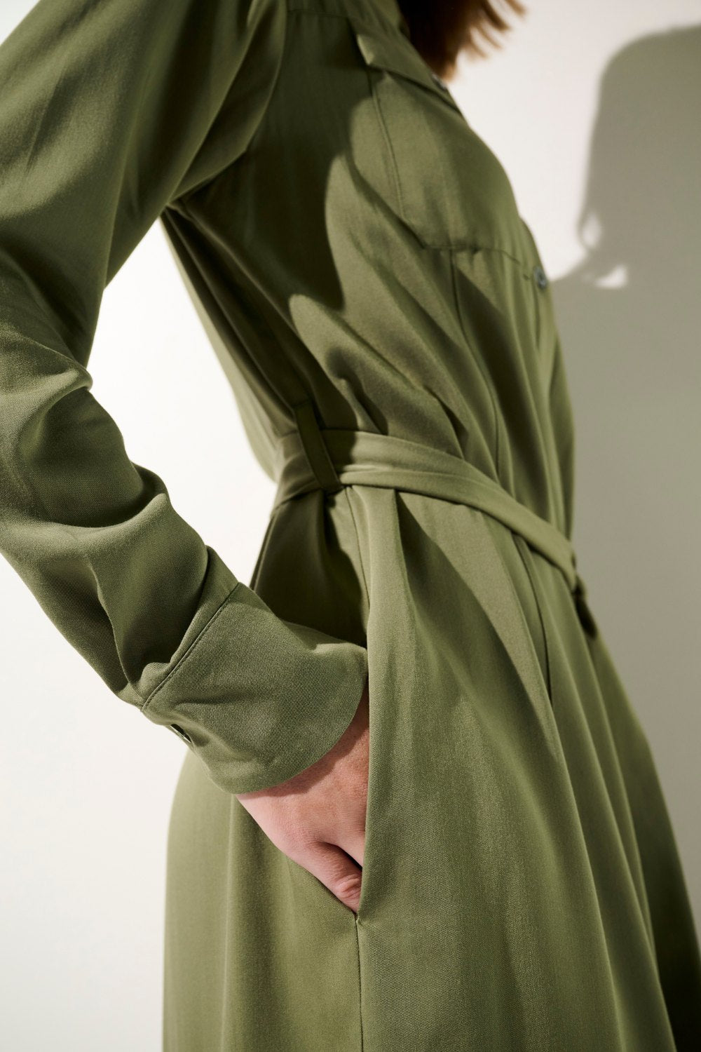 Robe-chemise anti-UV - Rimini, couleur olive, élégante pour femme avec ceinture ajustable et tissus légers.