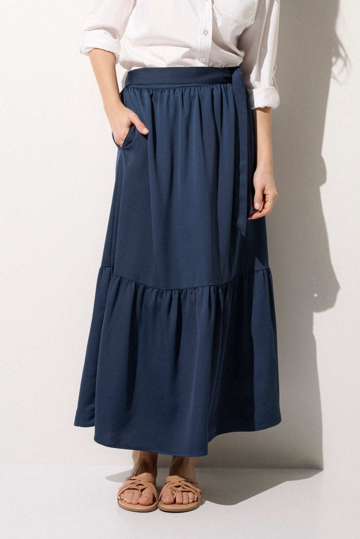 Jupe anti-UV longue bleu marine pour femme, légère et élégante, idéale pour flâner au soleil avec protection UPF 50+.