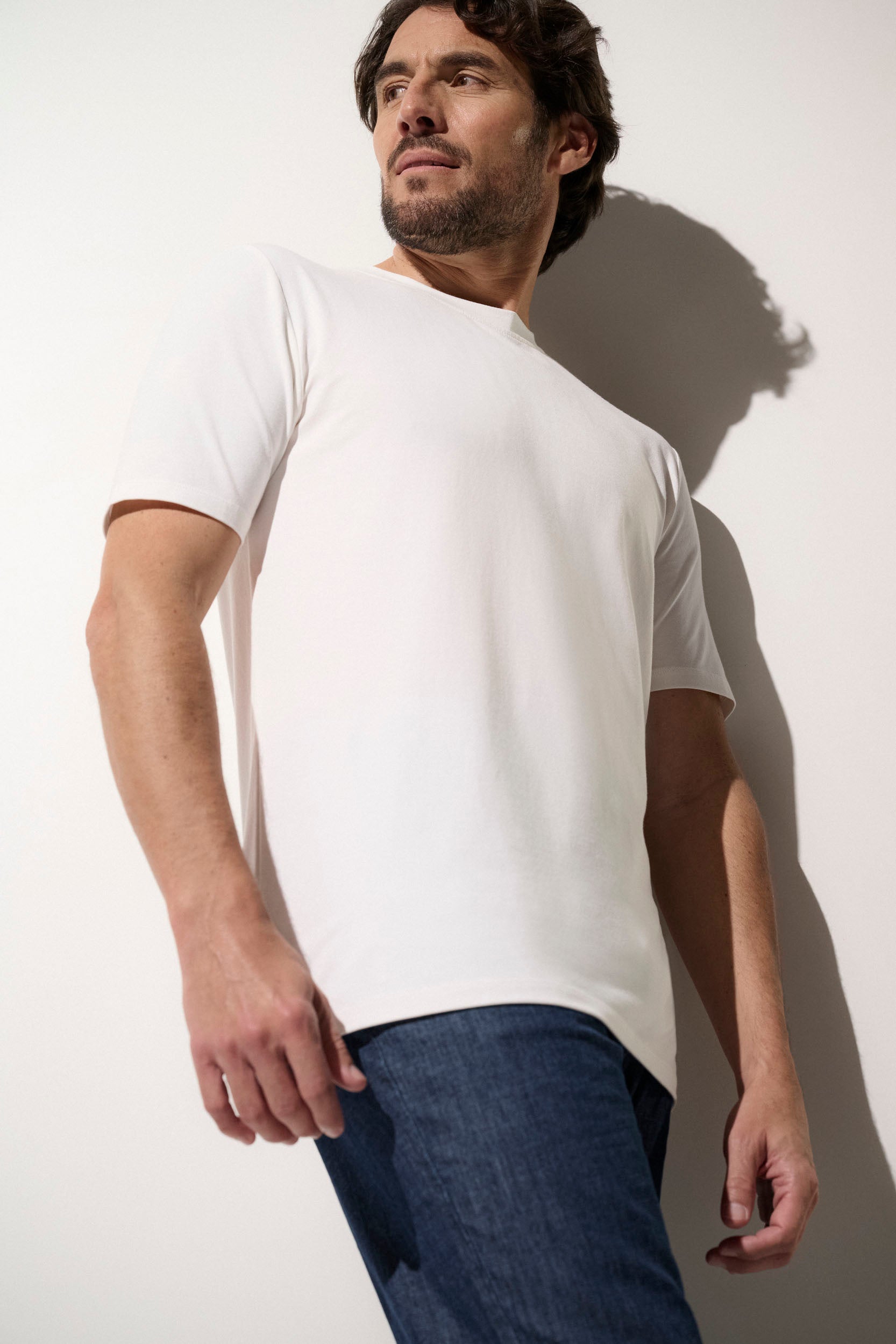 T-shirt anti-UV blanc pour homme, léger et confortable, UPF 50+ pour une protection solaire quotidienne.