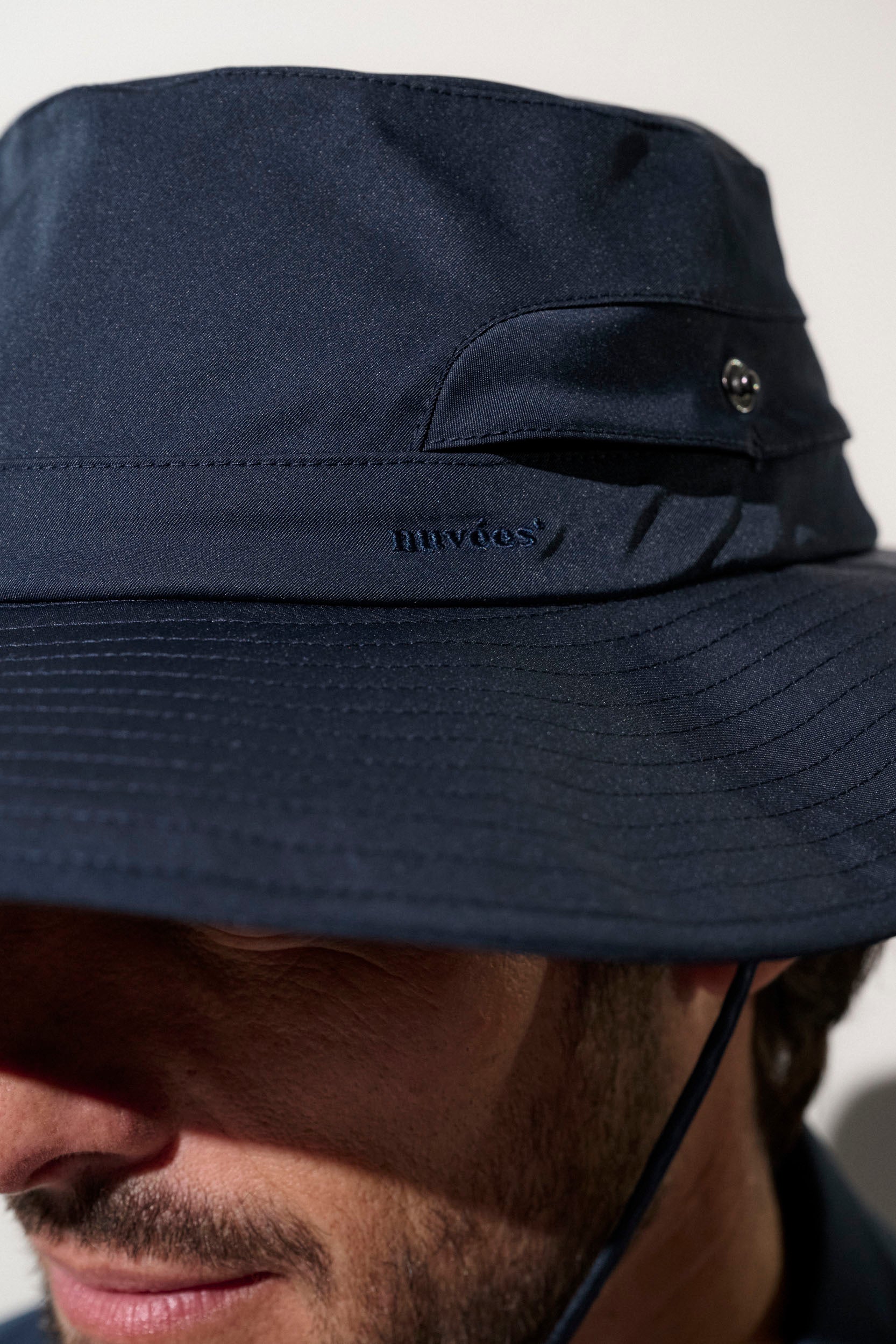 Chapeau anti-UV bleu foncé pour homme, léger, UPF50+, idéal pour la randonnée et la protection solaire.