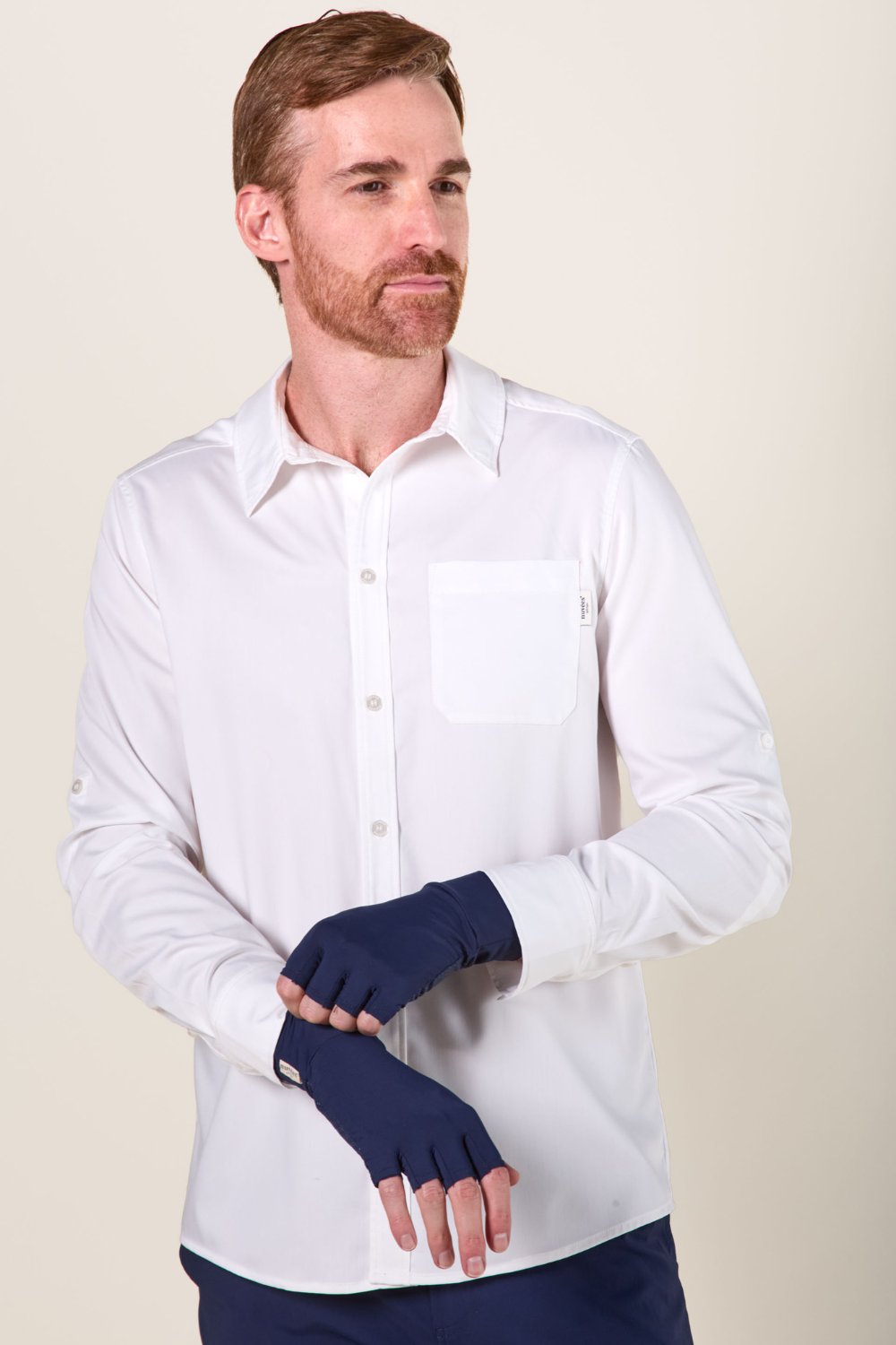 Homme portant des mitaines anti-UV bleues UPF50+, idéales pour la protection solaire lors d'activités en extérieur.