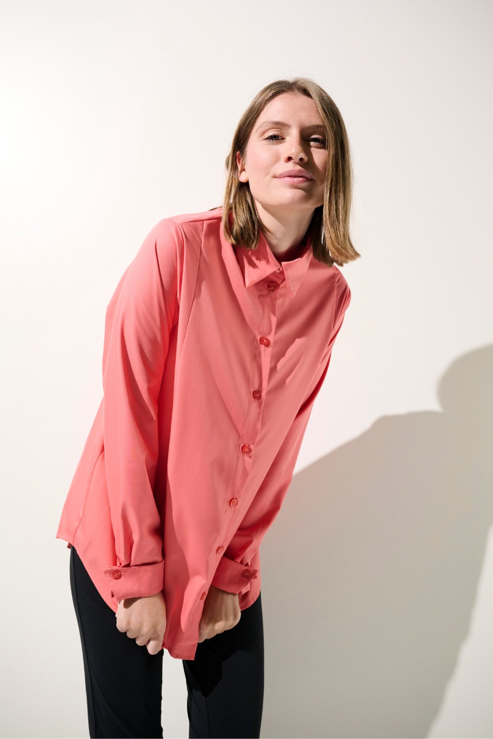 Chemise longue anti-UV - Antibes en rose, manches longues, légère pour femme, idéale pour se protéger du soleil.