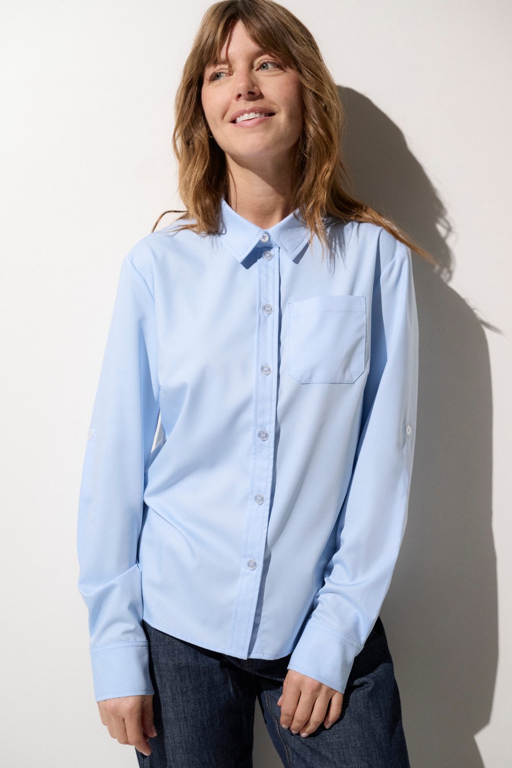 Chemise anti-UV Bleuet Ensoleillé pour femme, UPF 50+, élégante et légère, idéale pour une protection solaire quotidienne.