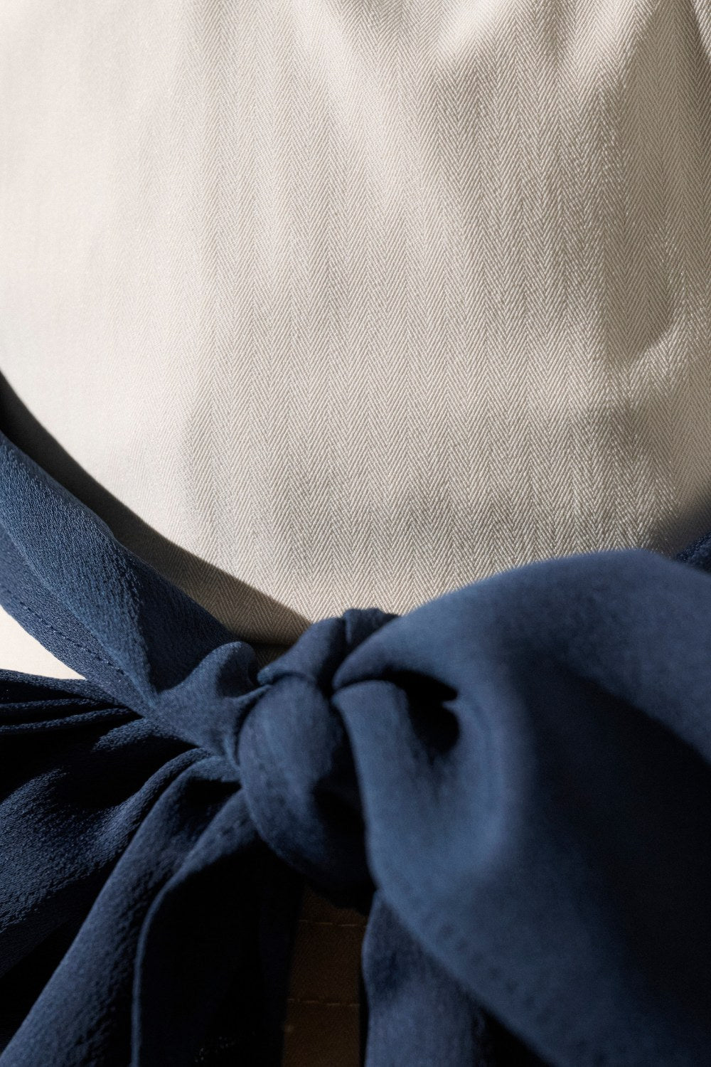 Zoom sur le tissu léger du chapeau anti-UV femme La Rochelle, qui protège efficacement la tête des rayons du soleil.