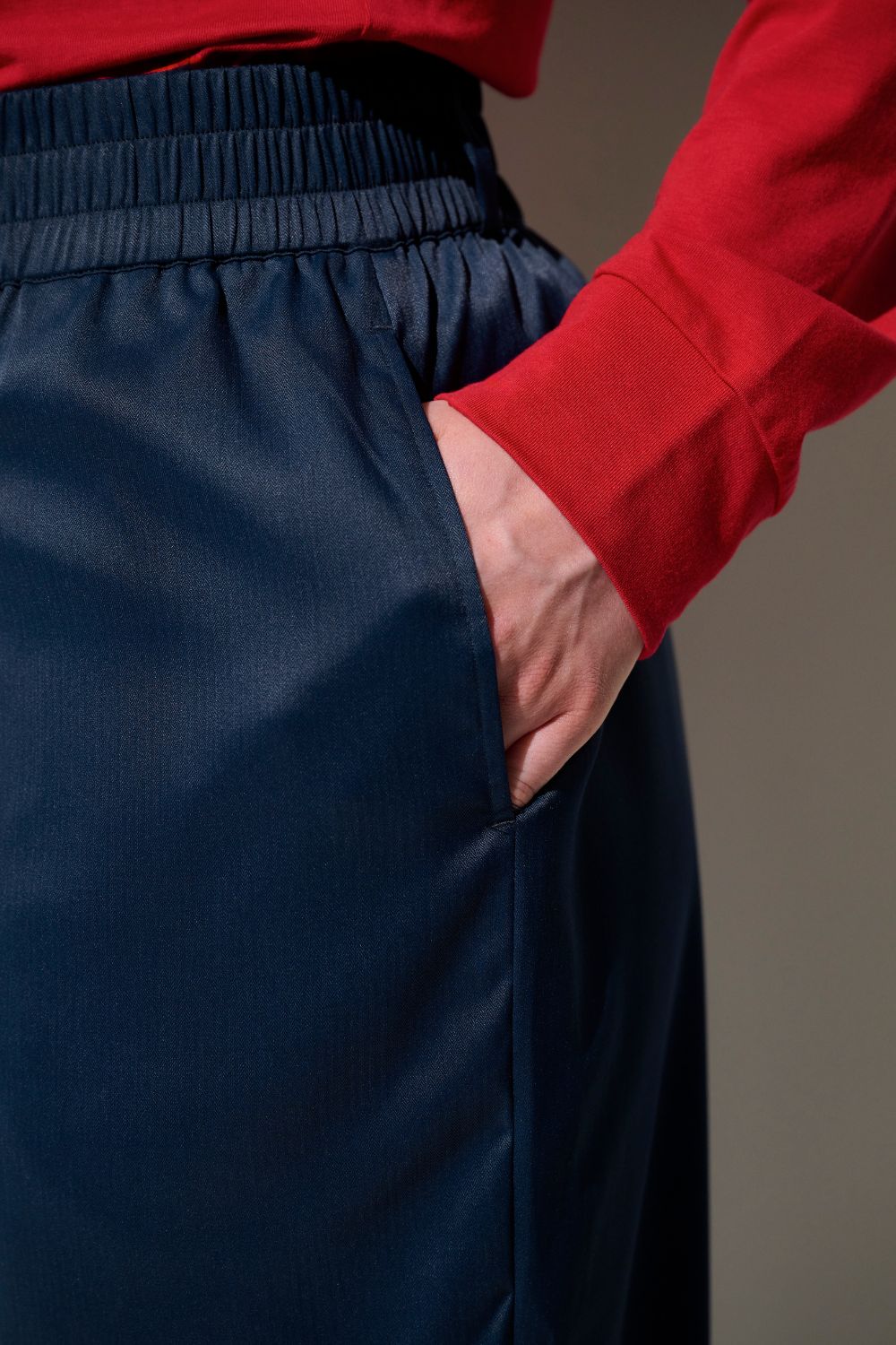 Pantalon anti-UV - Faro pour femme en tissu léger, bleu marine avec poches, idéal pour une protection solaire.