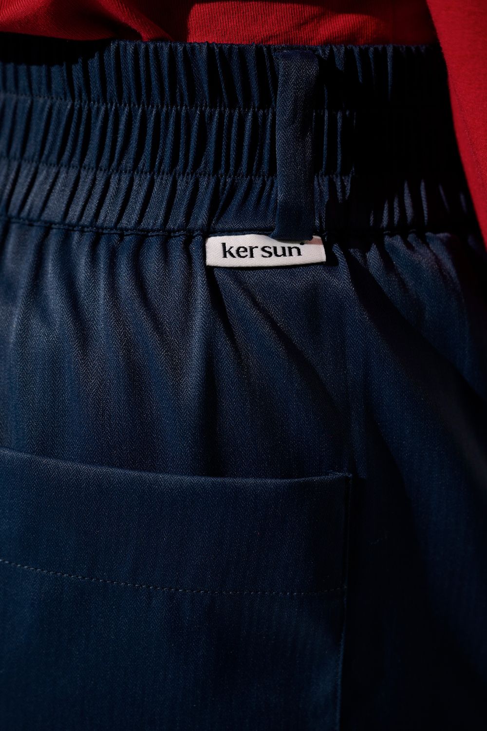Détail du pantalon anti-UV - Faro de Ker Sun, couleur bleu marine, avec ceinture élastique pour un confort optimal.