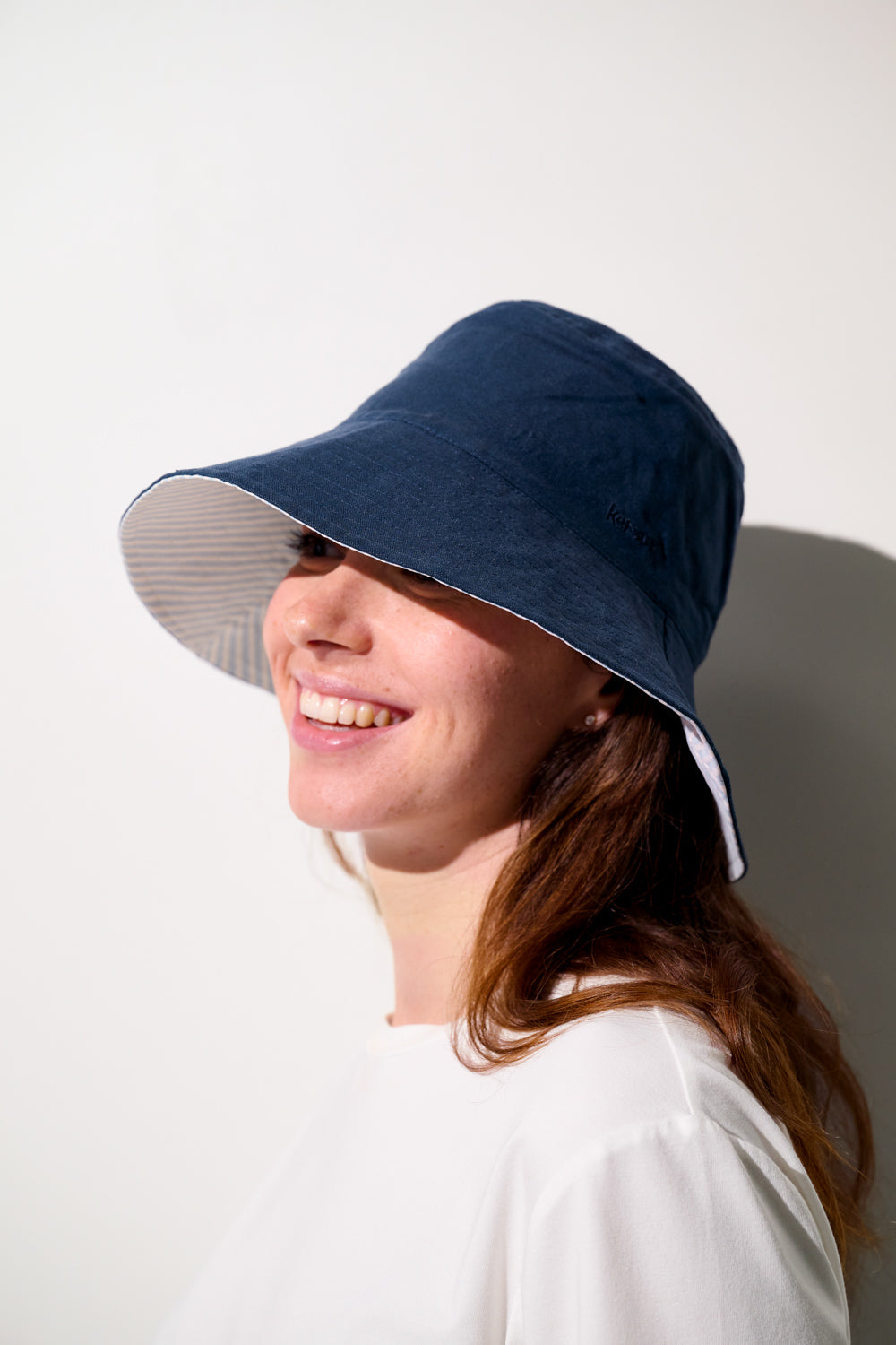 Bob anti-UV - Sylt bleu marine pour femme, léger et élégant, offrant une protection solaire UPF 50+.