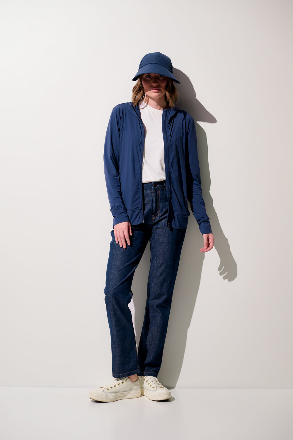 Femme portant une veste anti-UV - Oasis bleue, confortable et légère, pour une protection solaire quotidienne.