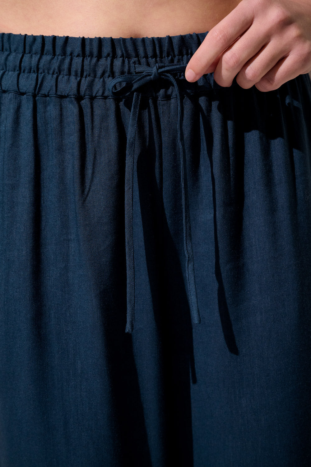 Pantalon anti-UV - Sylt, tissu léger et élégant, détail de la taille élastique pour femme, couleur marine.