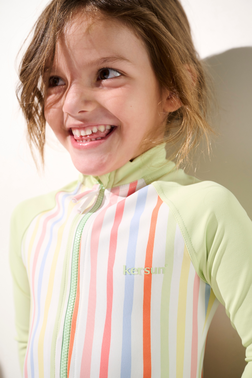 Maillot de bain anti-UV manches longues - Flores pour enfant, léger et coloré, UPF 50+ pour la protection solaire.
