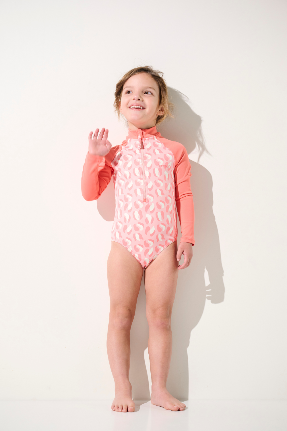 Maillot de bain anti-UV manches longues - Flores pour fille, léger, UPF 50+, idéal pour les activités aquatiques.