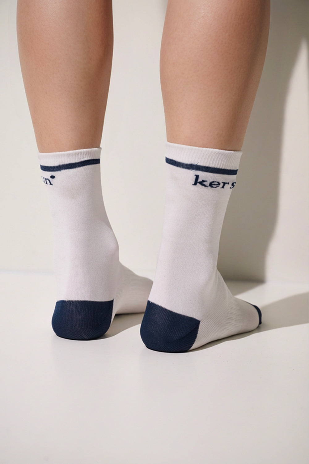 Chaussettes anti-UV Mojave blanches UPF 50+ pour homme, légères et élégantes, parfaites pour le quotidien.