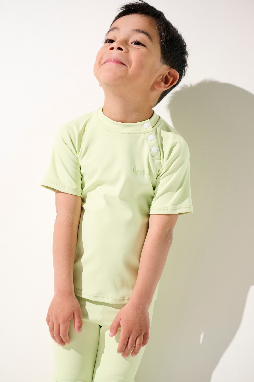 T-shirt de bain anti-UV - Samoa vert clair pour enfant, UPF 50+, idéal pour les activités nautiques.