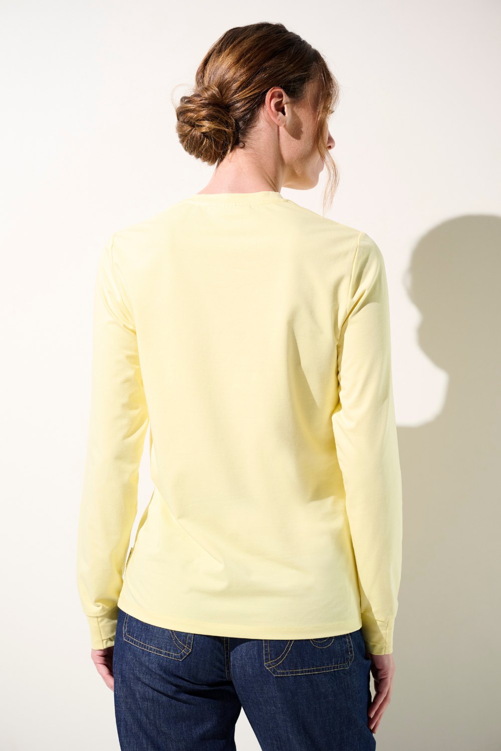 T-shirt anti-UV jaune UPF 50+ pour femme, manches longues, idéal pour les activités extérieures.