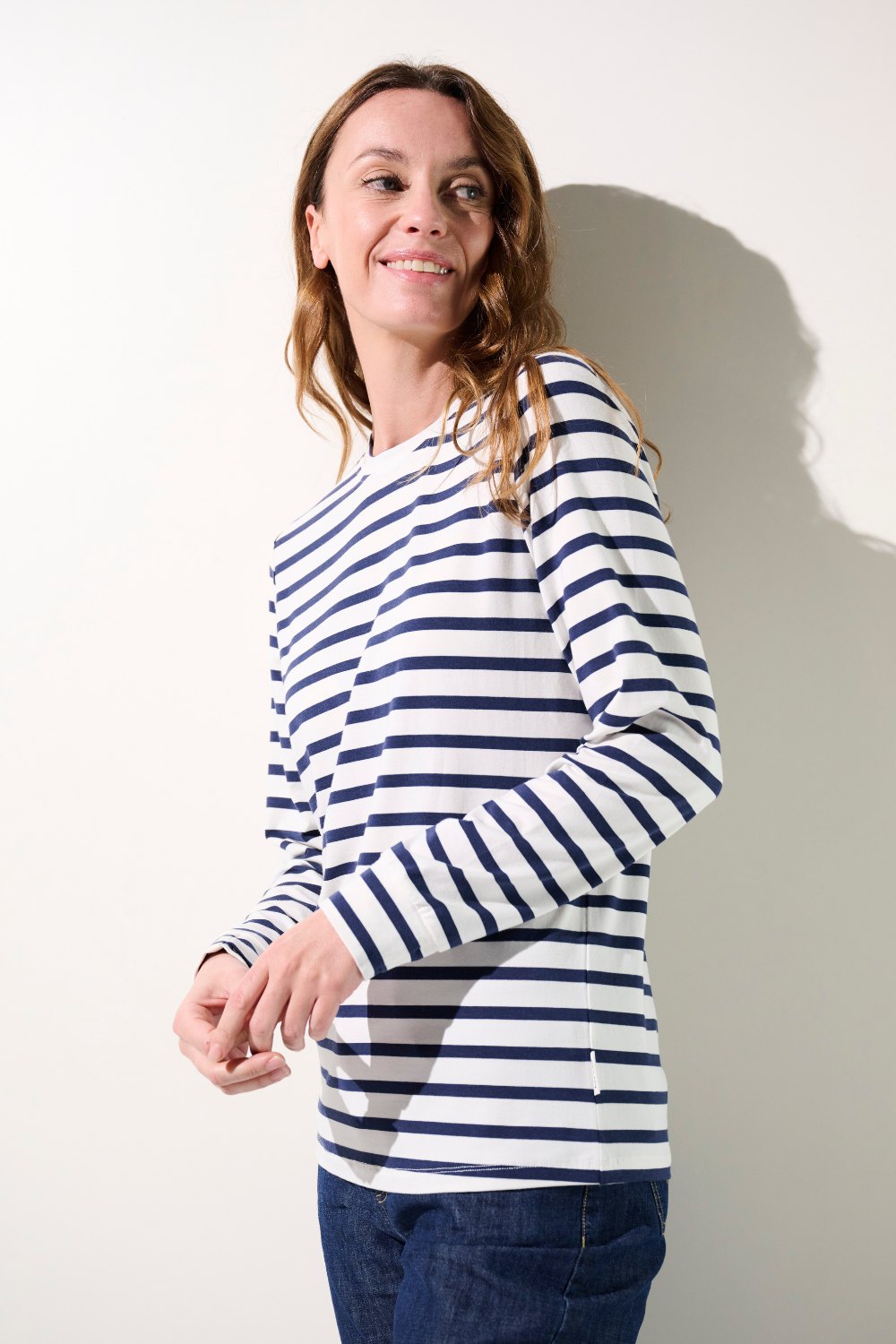 T-shirt anti-UV rayé pour femme, léger et confortable, UPF 50+, idéal pour les activités extérieures.