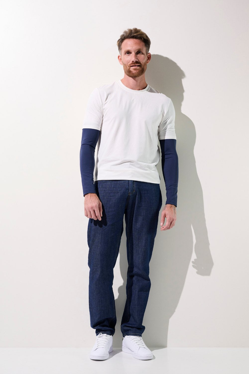 Homme portant un vêtement anti-UV Manches anti-UV - Gobi, UPF 50+, idéal pour la protection solaire.