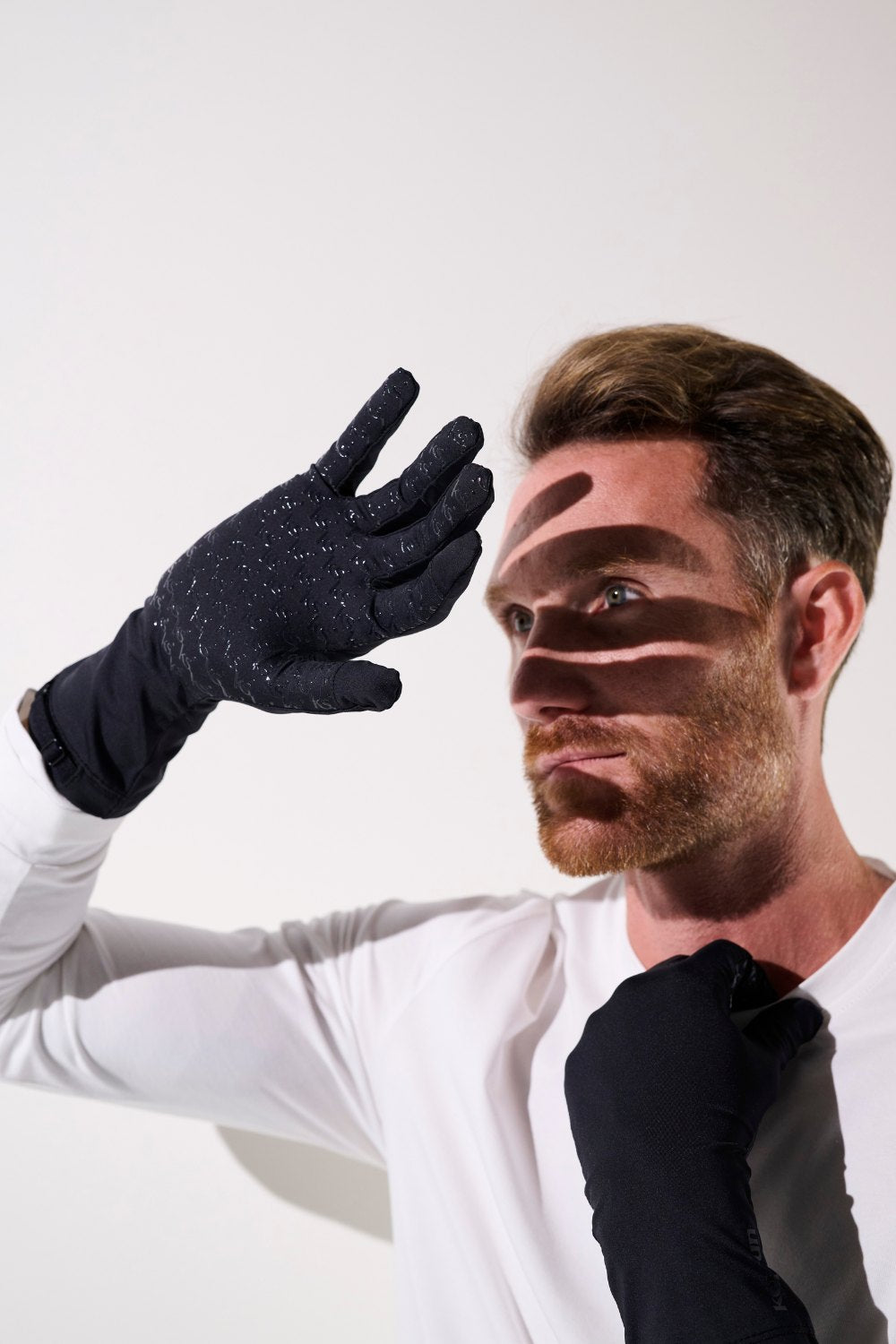 Homme portant des gants anti-UV noirs Mojave, protection solaire UPF 50+ pour une utilisation en extérieur.