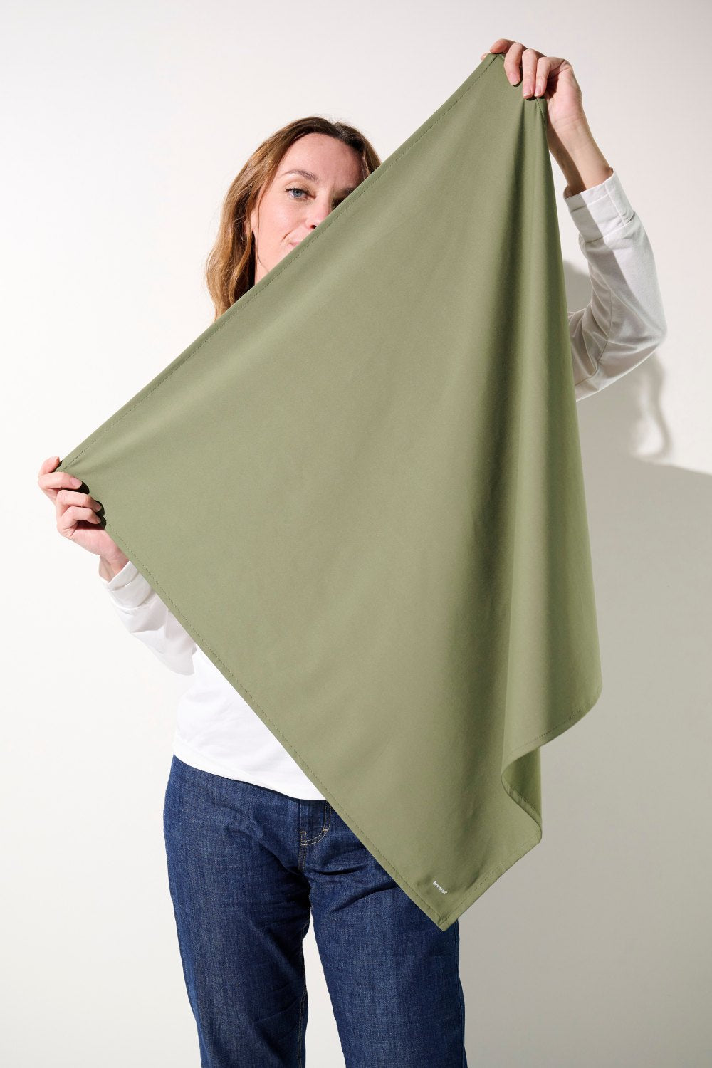 Bandana anti-UV vert olive UPF 50+ pour femme, idéal pour des activités de plein air et protection solaire.