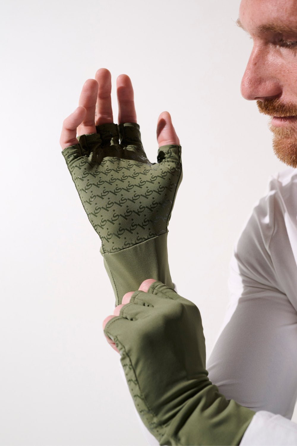 Mitaines anti-UV Ker Sun en olive, offrant protection solaire UPF 50+ pour homme, idéales pour activités extérieures.