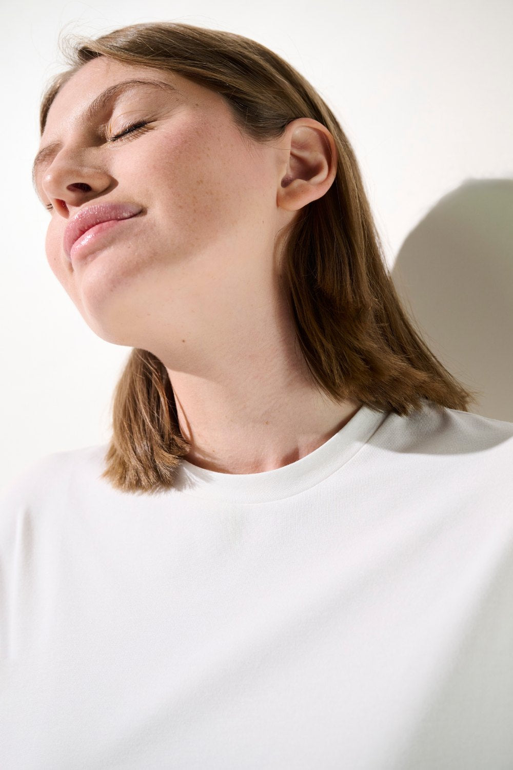 T-shirt anti-UV blanc Saint-Malo pour femme, léger et respirant, idéal pour la protection solaire quotidienne.