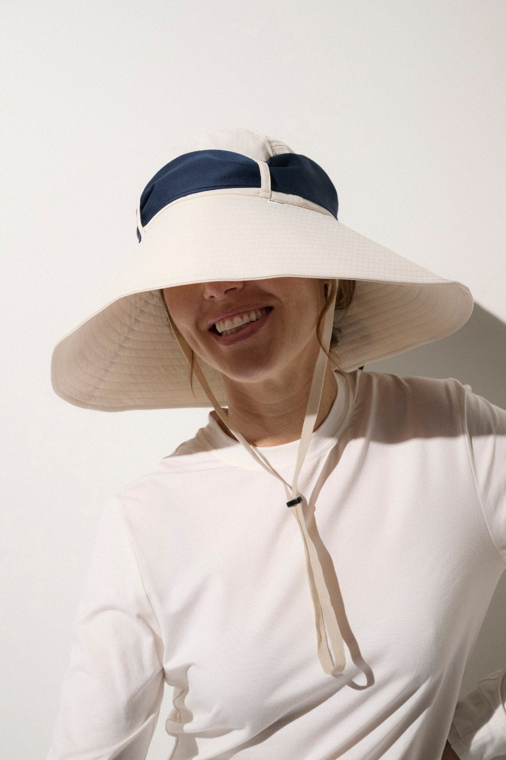 Chapeau anti-UV blanc pour femme, large bord pour une excellente protection solaire, certifiée UPF 50+