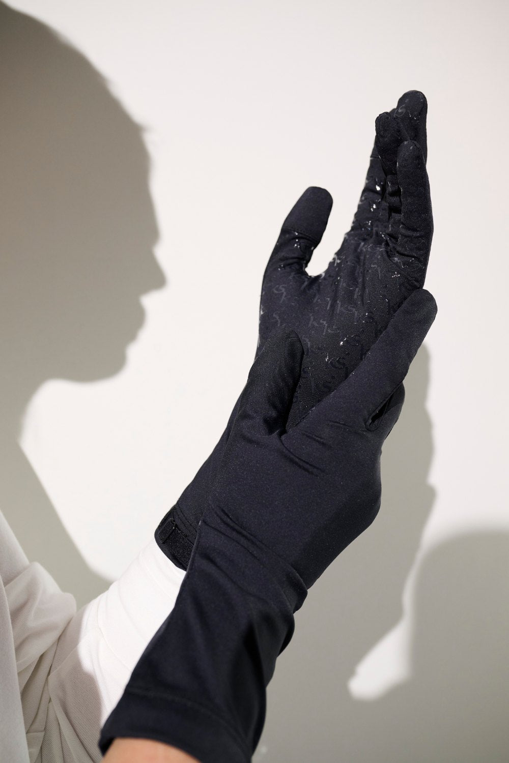 Gants anti-UV - Mojave en noir, offrant protection solaire avec manches longues, confort et adhérence.