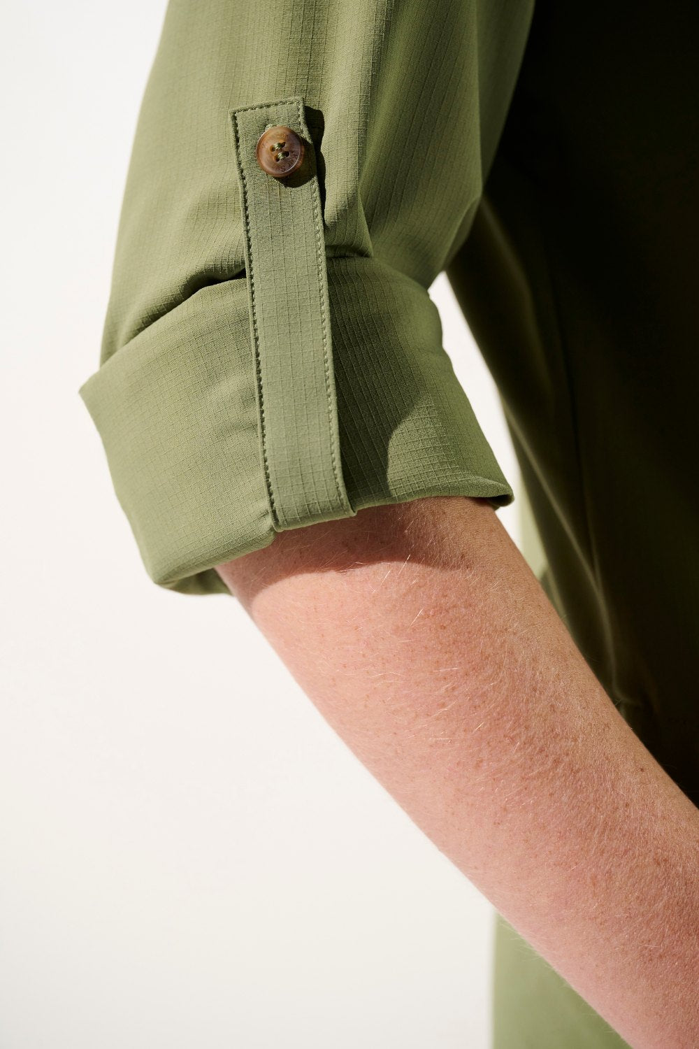 Détail de chemise anti-UV Sequoia verte de Ker Sun avec manches longues, tissu léger pour activités extérieures.