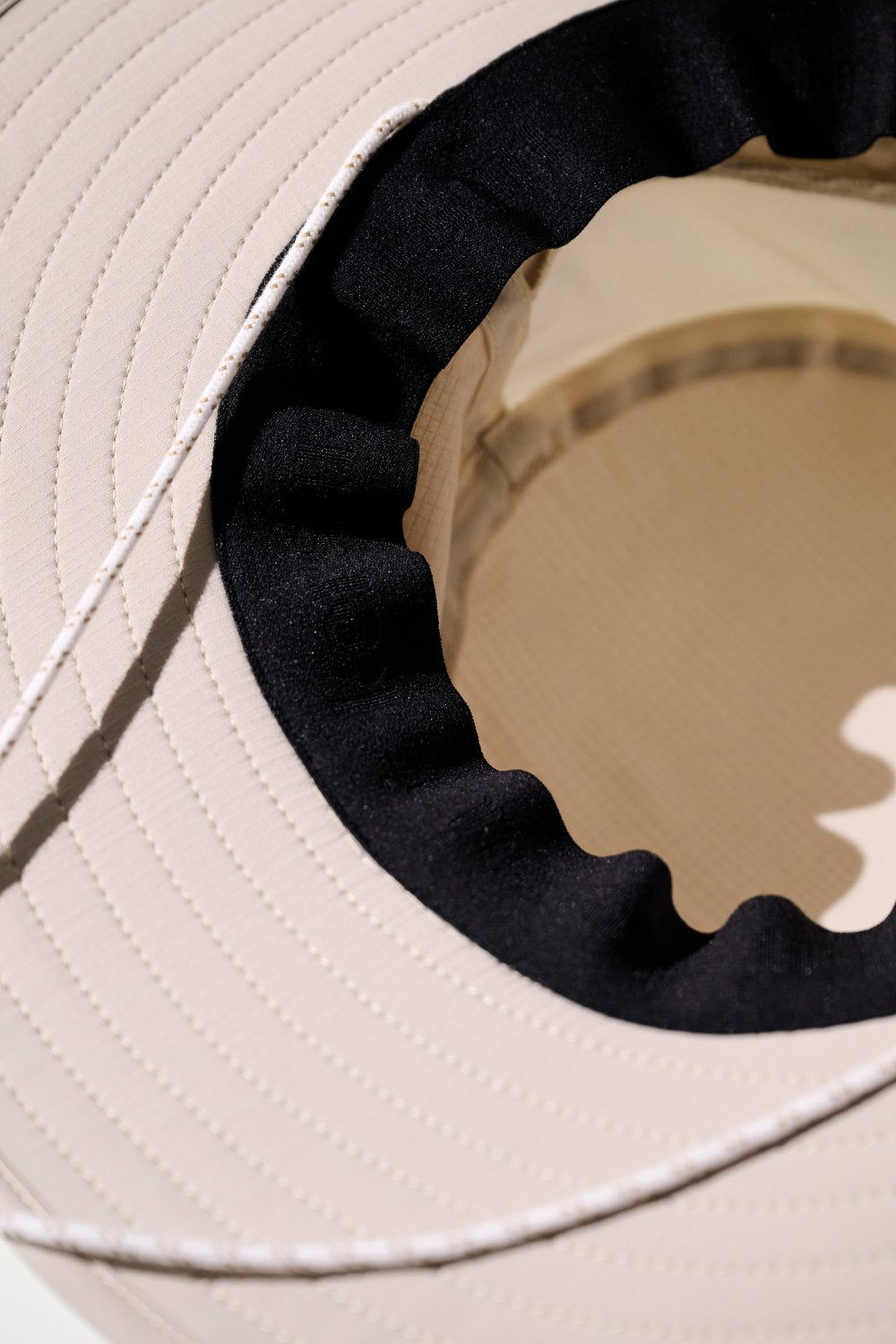 Chapeau anti-UV - Oasis beige avec intérieur noir, léger et respirant pour protection solaire.