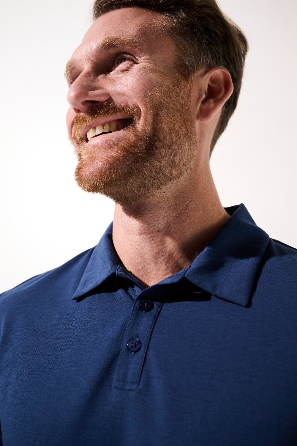 Polo anti-UV bleu UPF 50+ pour homme, élégant et confortable, idéal pour une protection solaire quotidienne.