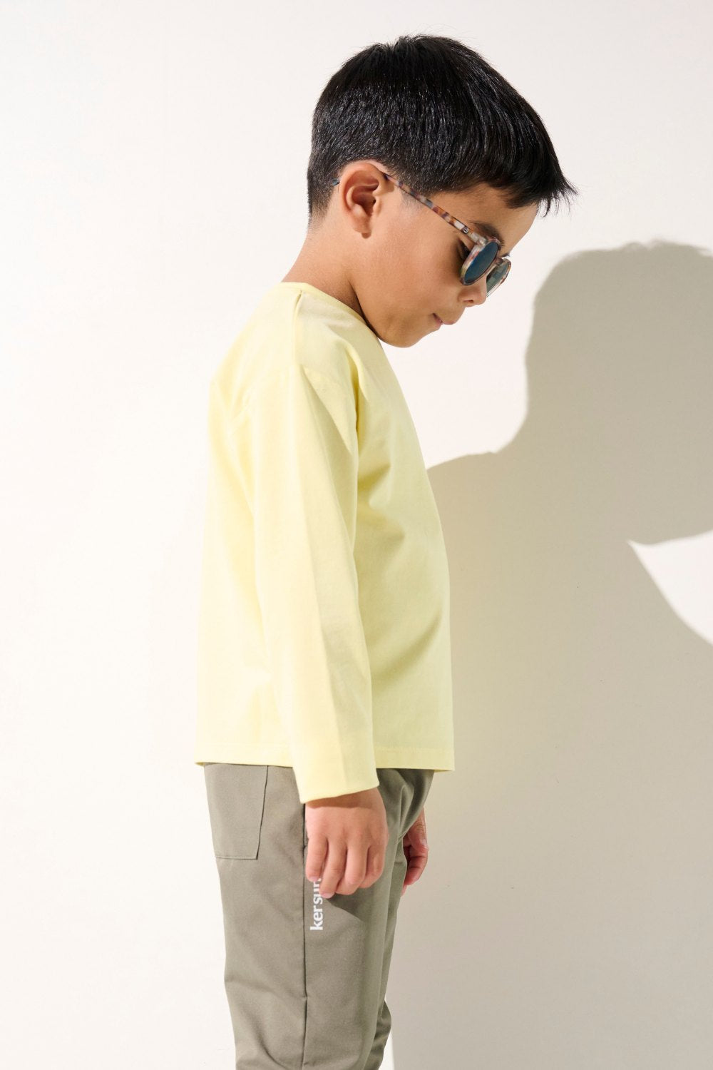 T-shirt anti-UV jaune pour enfant, léger et respirant, UPF 50+, idéal pour jouer au soleil.