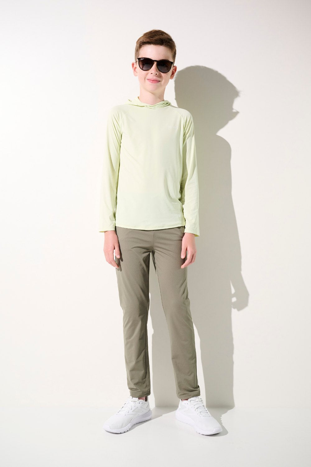 T-shirt anti-UV à capuche - Oasis pour garçon, couleur vert clair, manches longues, idéal pour se protéger du soleil.