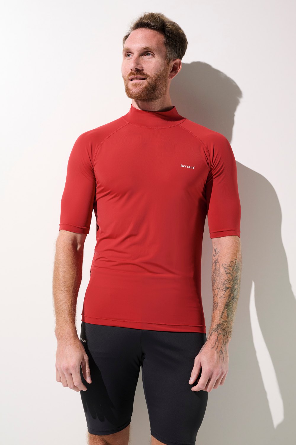 T-shirt de bain anti-UV rouge pour homme, léger et UPF 50+, idéal pour les activités aquatiques.
