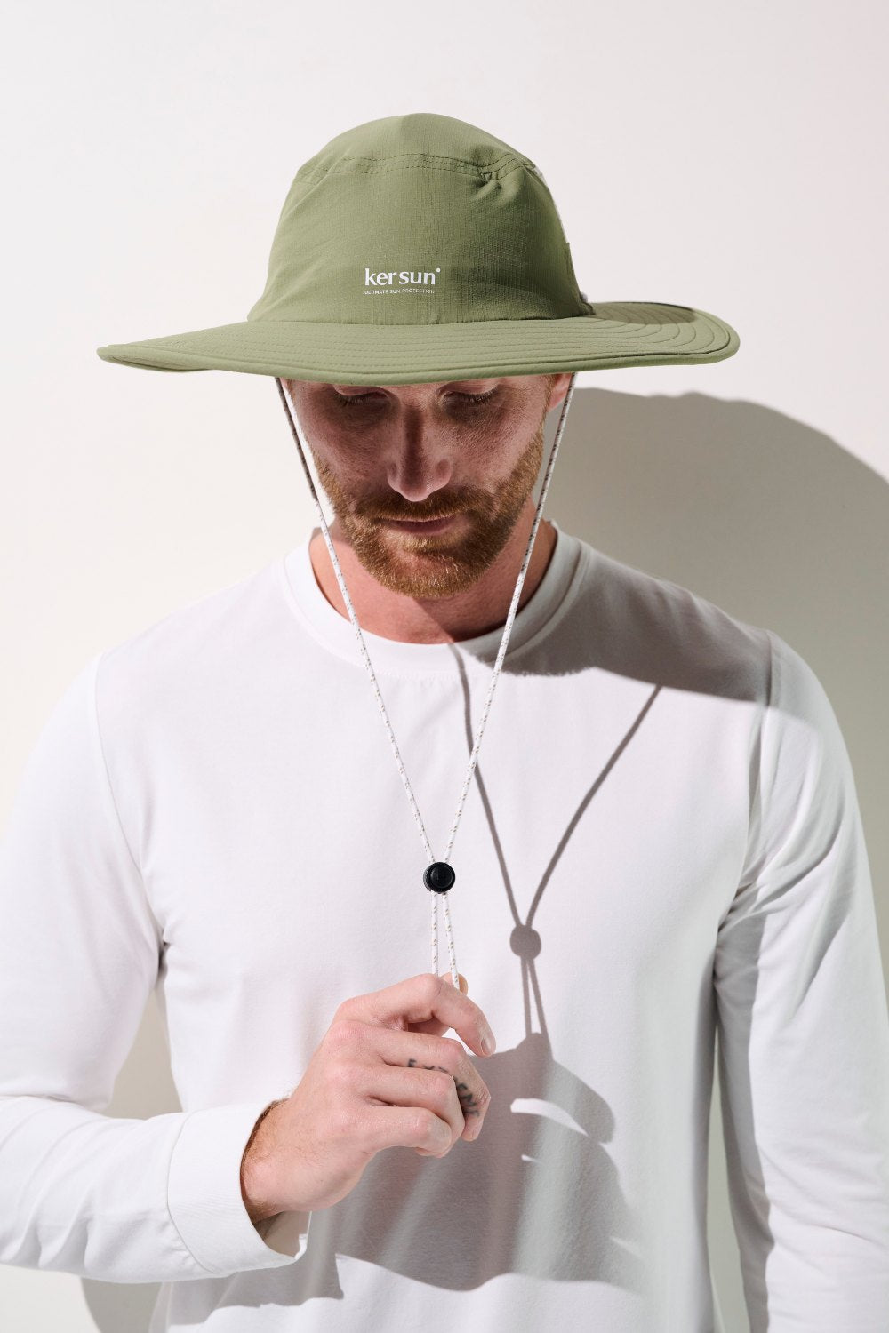 Chapeau anti-UV vert UPF 50+ de Ker Sun pour homme, léger et respirant, idéal pour activités extérieures.