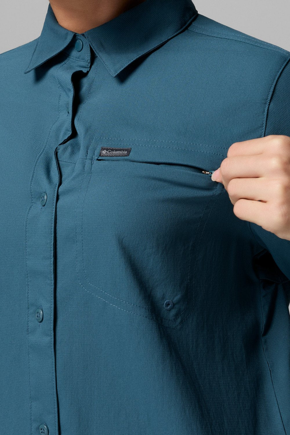 Chemise anti-UV - Silver Ridge Utility II femme en bleu, tissée légère, avec poche zippée et col classique.