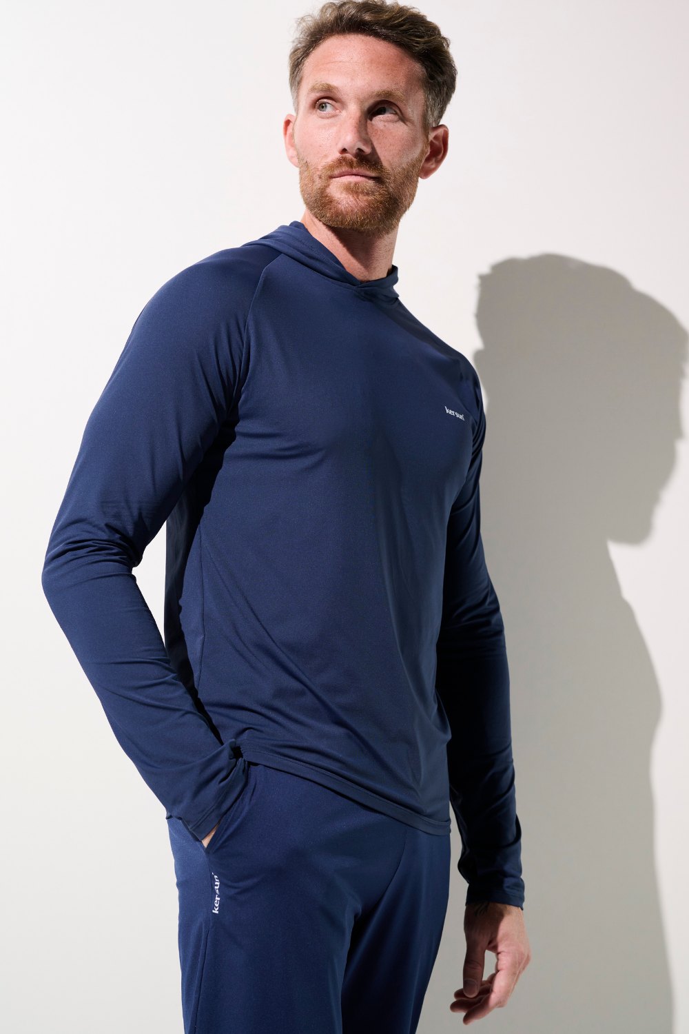 T-shirt anti-UV à capuche - Oasis pour homme, bleu marine, protection solaire UPF 50+, idéal pour le sport.