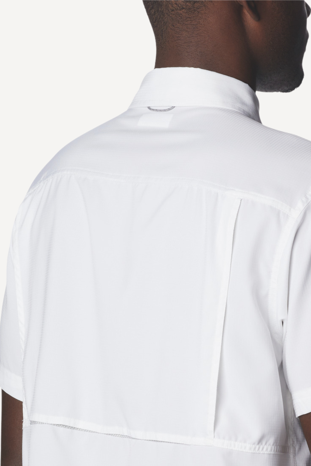 Chemise anti-UV blanche pour homme, tissu léger et respirant, certifiée UPF50+ pour protection solaire.