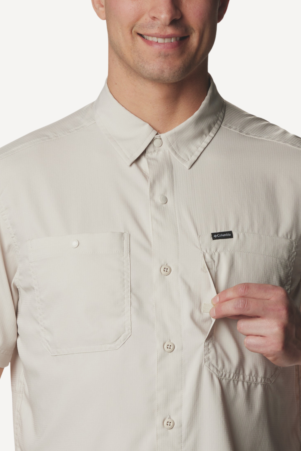 Chemise anti-UV beige Columbia pour homme, certifiée UPF50+, légère et idéale pour activités en plein air.