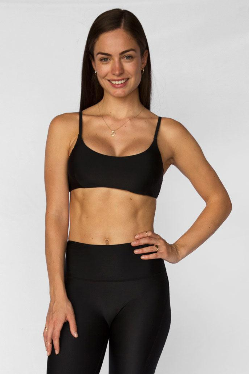 Haut de maillot de bain anti-UV noir pour femme, léger, UPF50+, idéal pour la plage et les activités aquatiques.