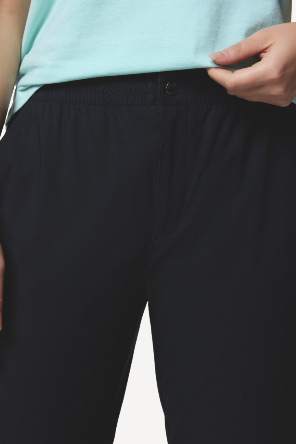 Pantalon anti-UV noir pour femme, avec taille extensible et poches sécurisées, offrant protection solaire UPF50+.