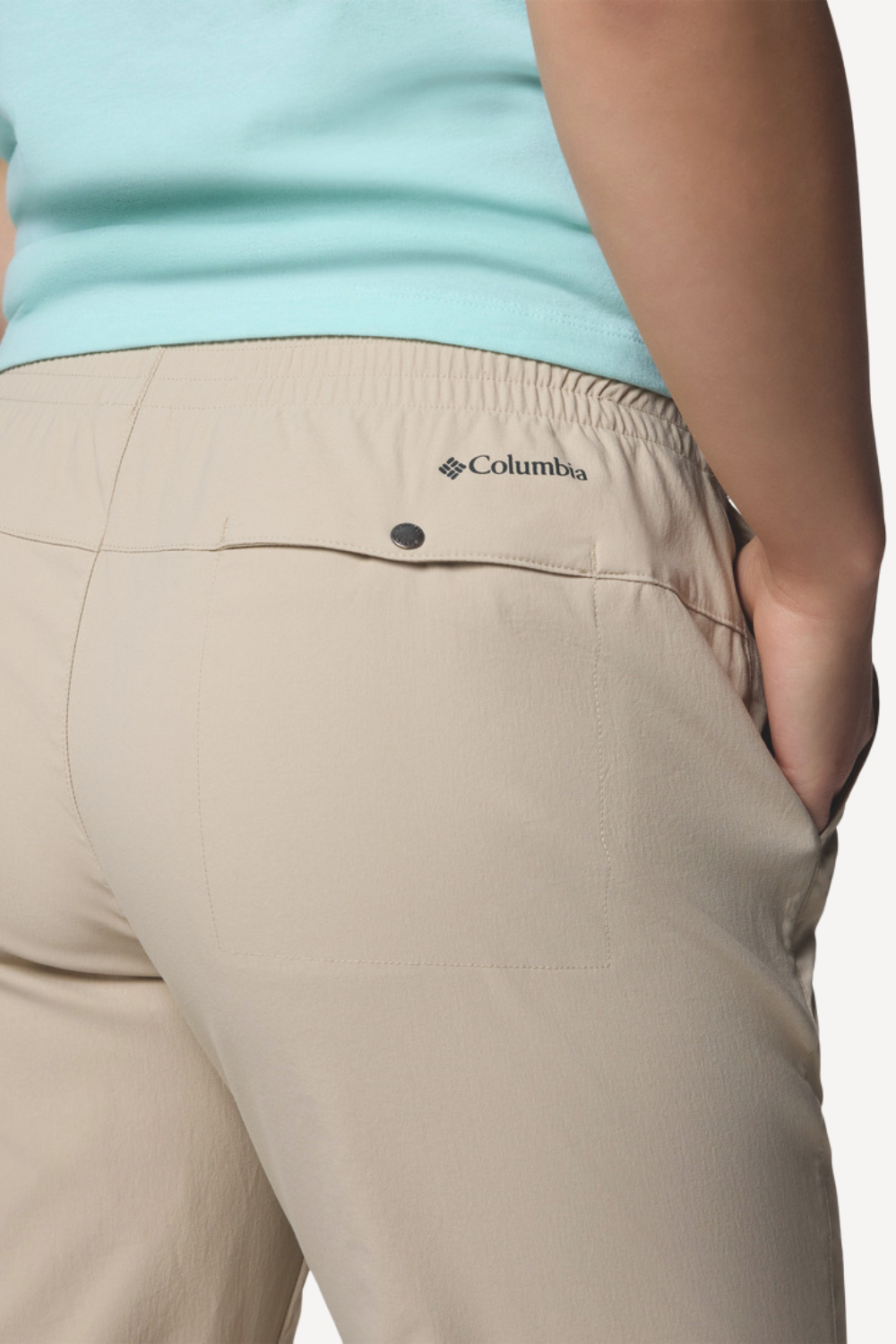 Pantalon anti-UV beige pour femme de Columbia, confort extensible et poches sécurisées pour une utilisation quotidienne.