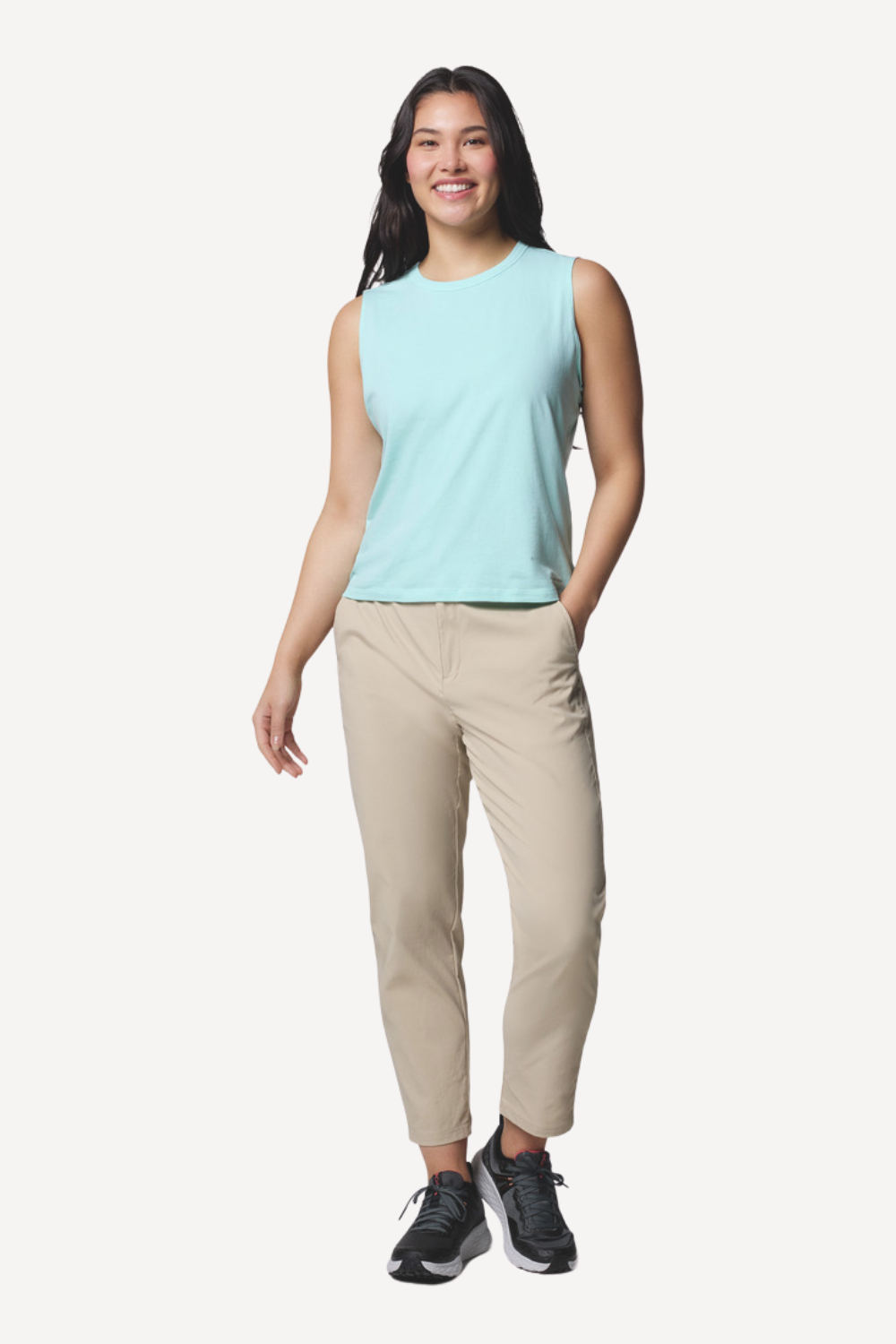 Femme portant un pantalon anti-UV beige UPF50+, idéal pour activités en plein air avec confort et protection solaire.