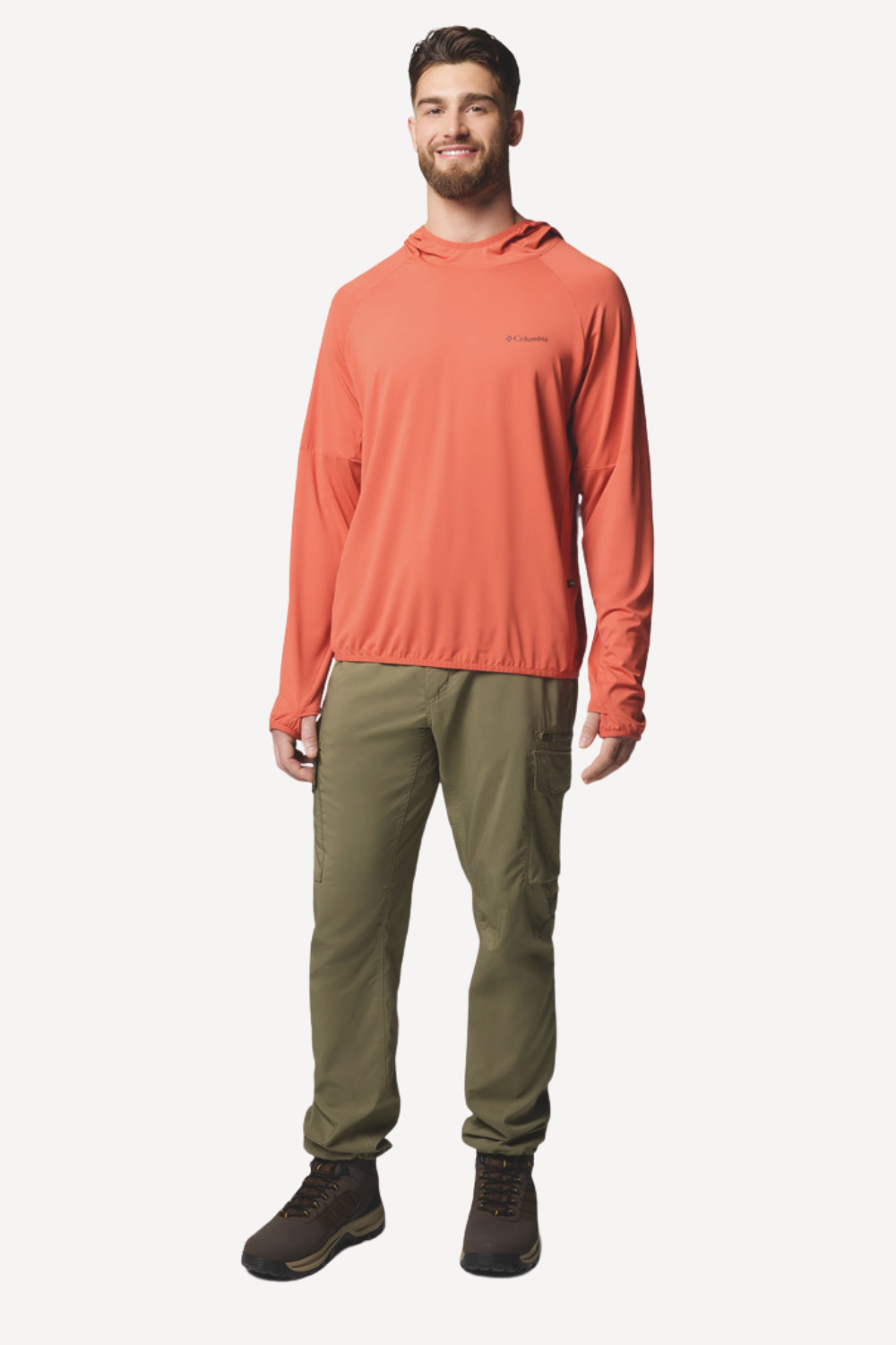Homme portant un sweat-shirt anti-UV orange UPF 50+, léger et respirant, pour activités en extérieur.