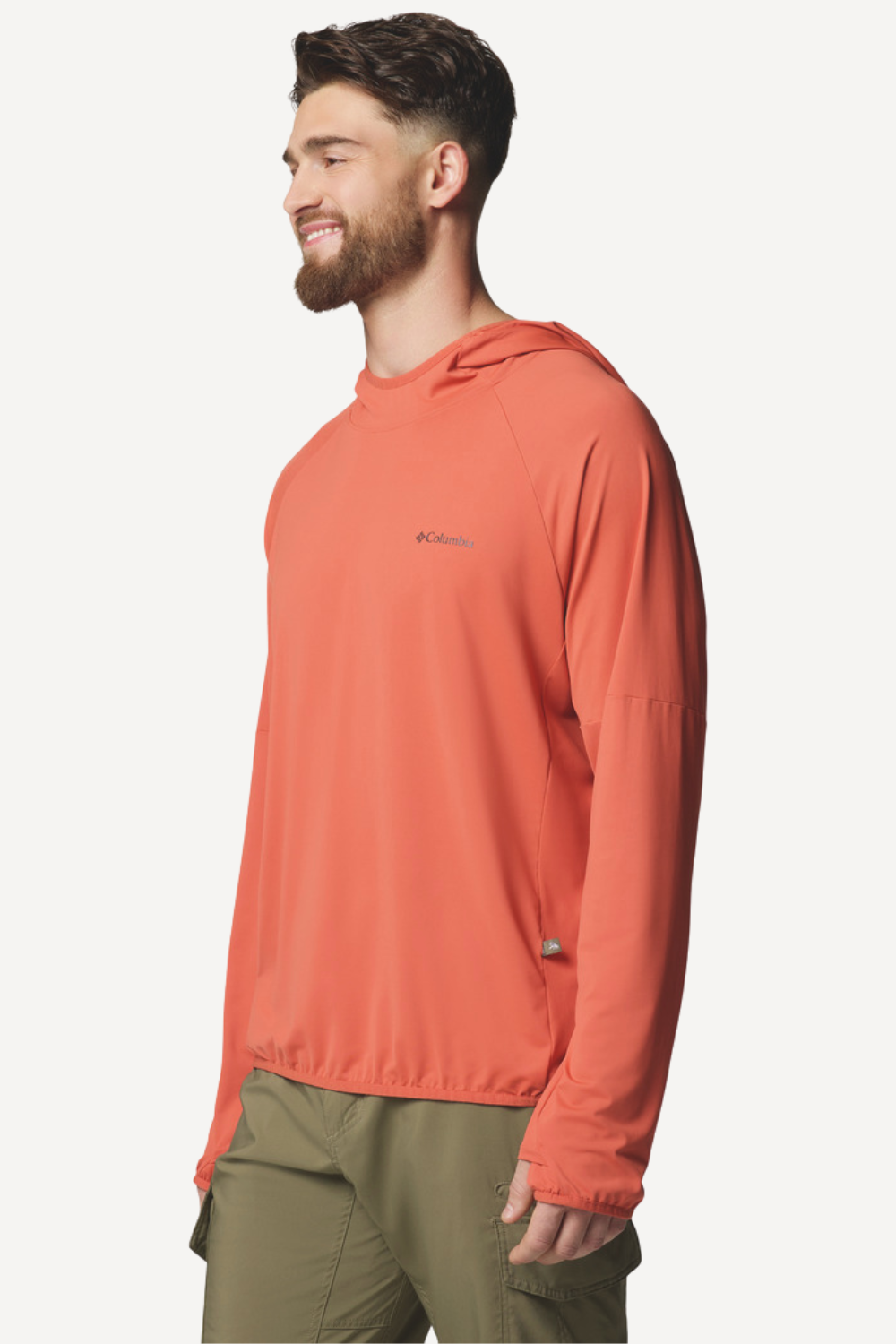 Homme portant un sweat-shirt anti-UV léger rouge corail, protection solaire UPF 50+ pour activités de plein air.