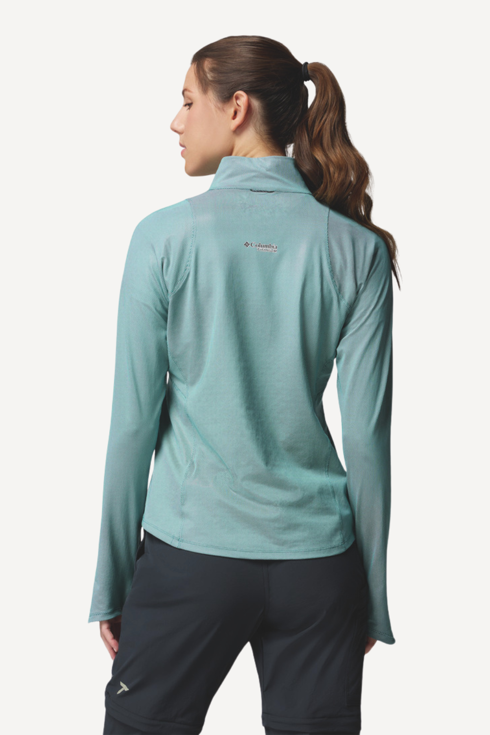 Haut anti-UV turquoise pour femme avec manches longues, protection solaire UPF 50+ et tissu léger.