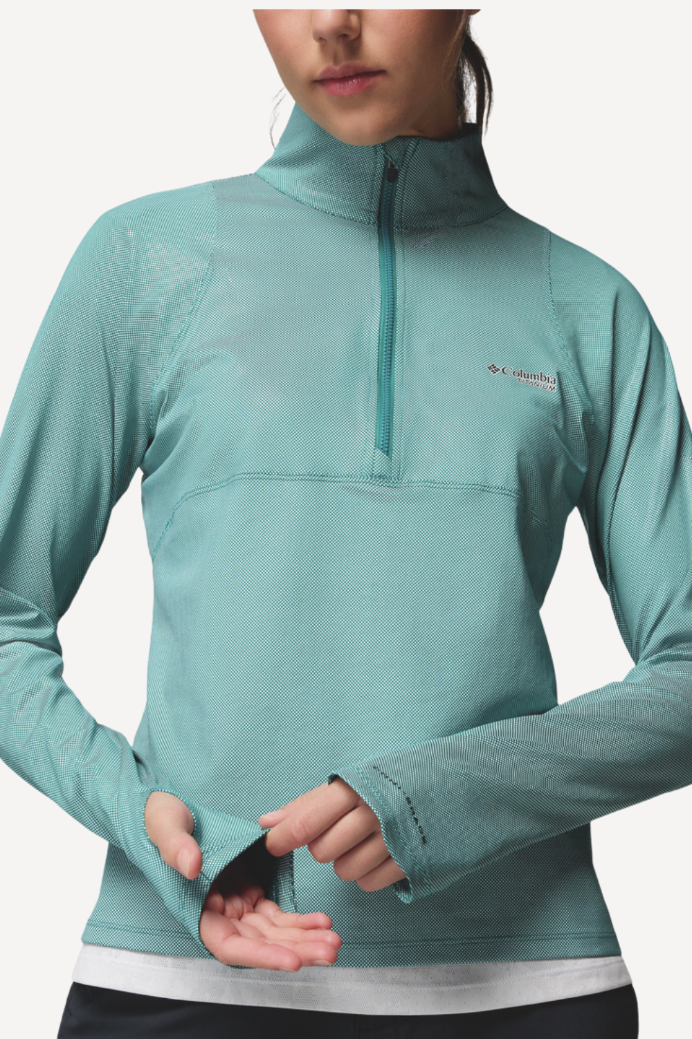 Hoodie anti-UV pour femme en bleu clair, léger et respirant, offrant protection solaire UPF 50+.