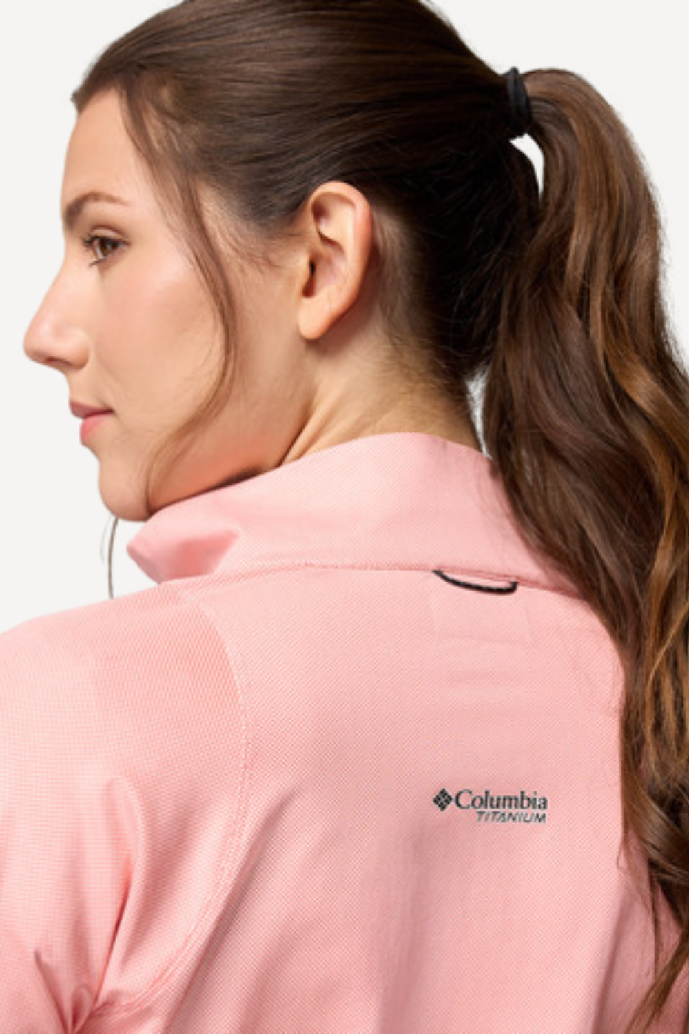 Femme portant un haut anti-UV rose Columbia, léger et respirant avec protection solaire UPF 50+.