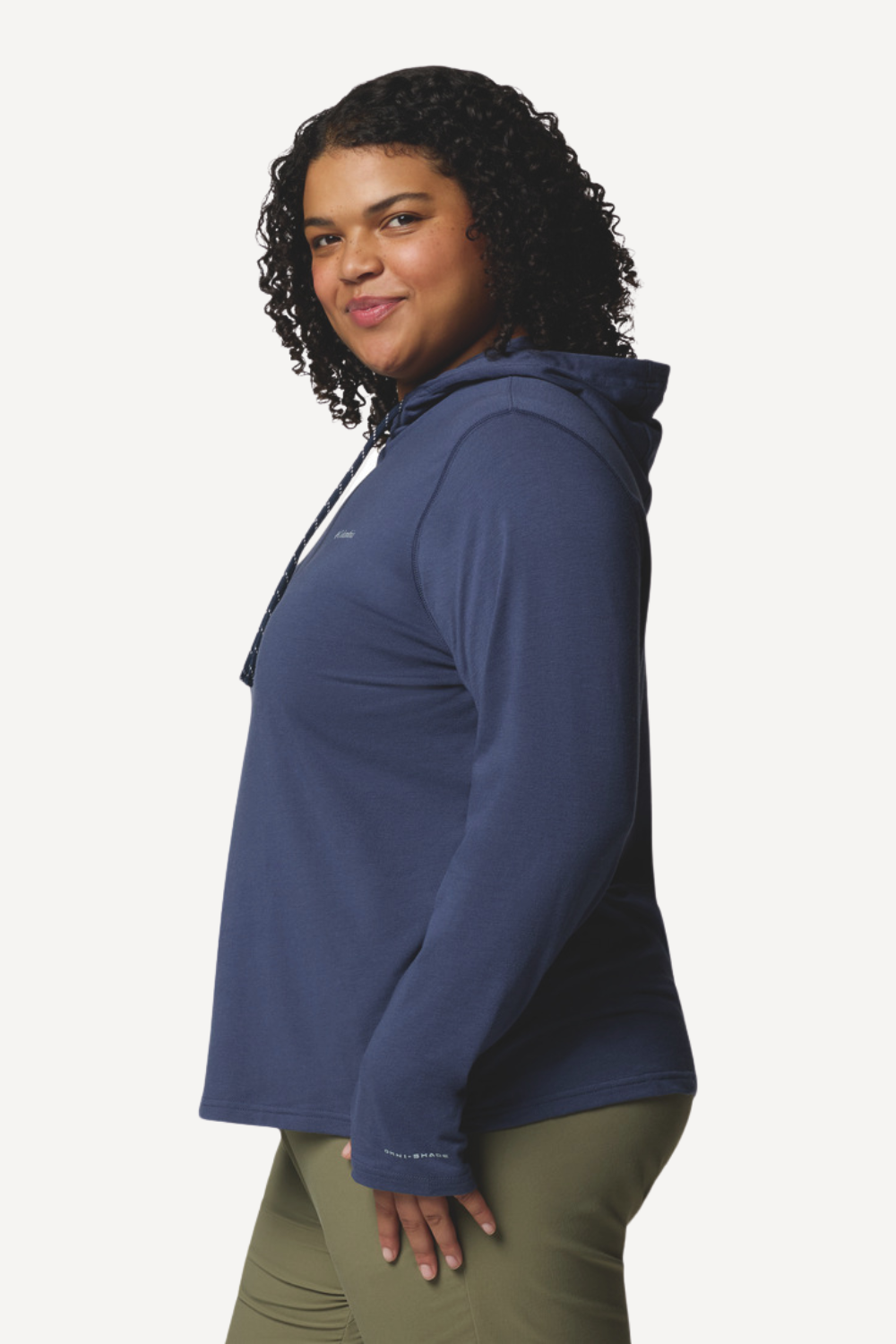 Sweat-shirt anti-UV bleu pour femme, coupe décontractée et protection solaire UPF 50+ pour un confort estival.